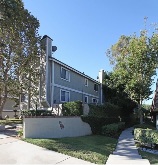 Primary Photo - 2642 E Huntington Dr