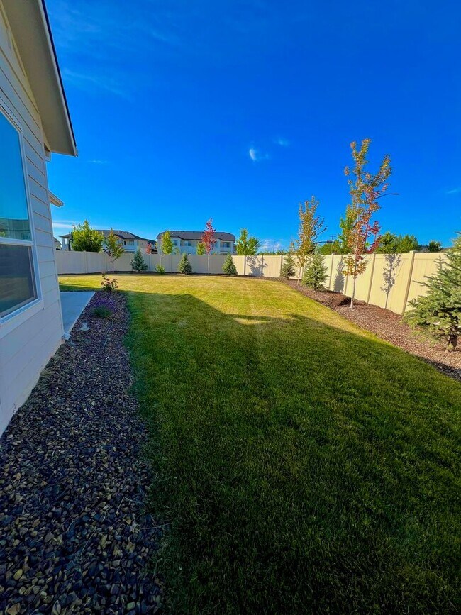 Building Photo - 4 Bedroom 3 Car Garage Single Level Meridi...