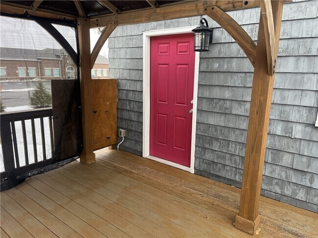 Foto del edificio - 898 Ridge Rd