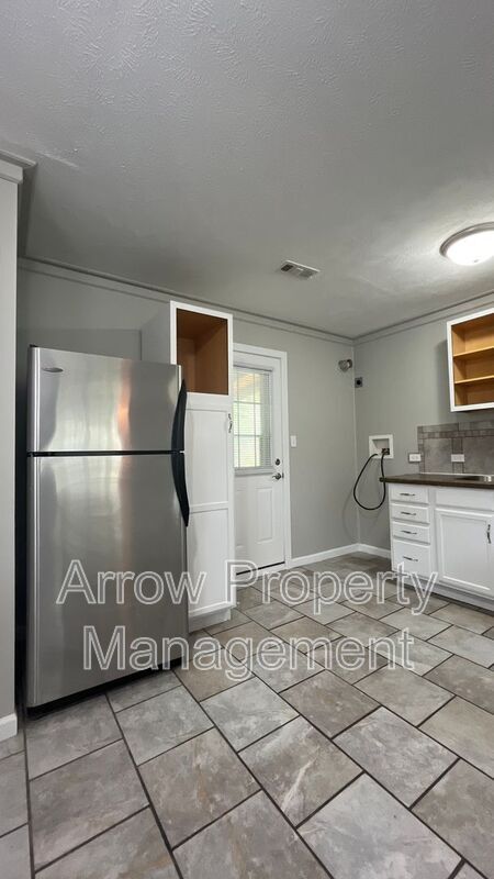 Foto del edificio - 6824 Logan Ave