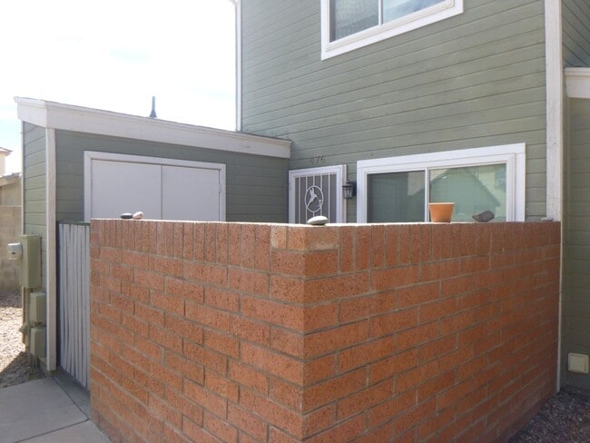 Building Photo - Quaint 2 bedroom townhouse