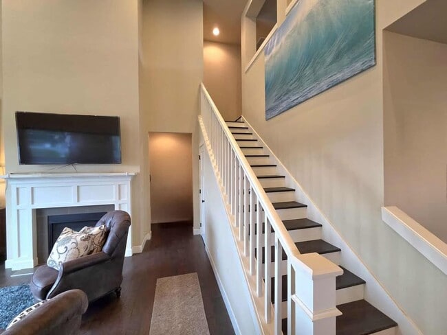 Building Photo - Large 3 bedroom, 3 bath newer build in sou...