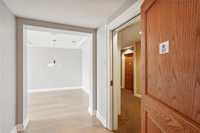 Foto del edificio - 250 Park Ave W NW