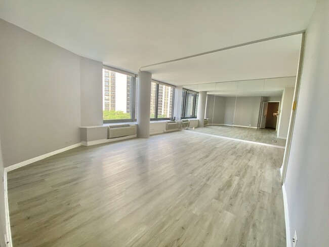 Foto del edificio - 155 N Harbor Dr