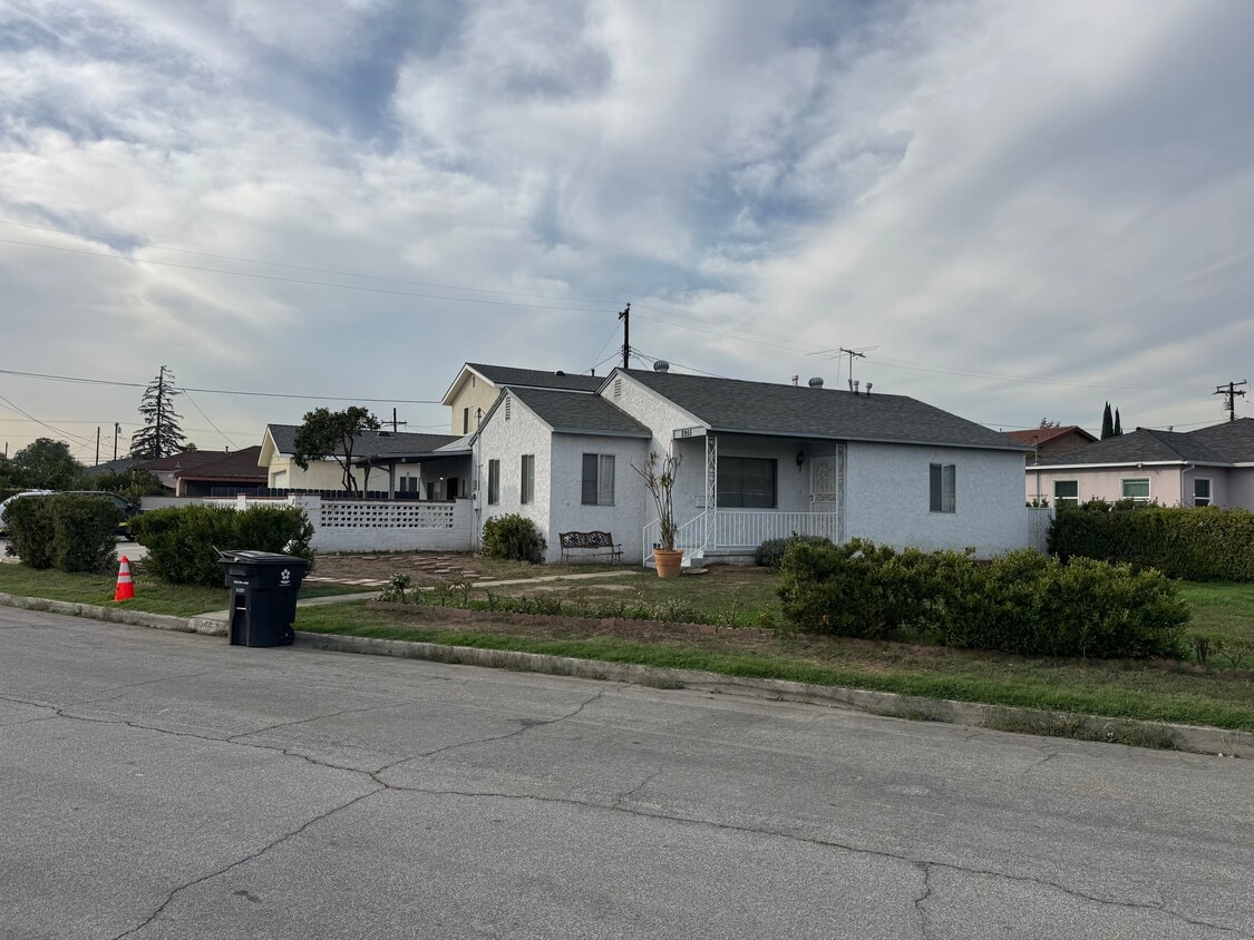 Foto principal - 8955 Hershey St