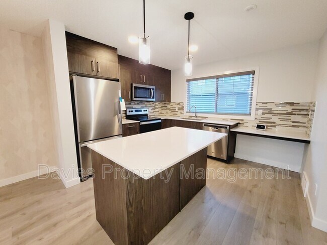 Photo du bâtiment - 3025-3151 151 Avenue Northwest