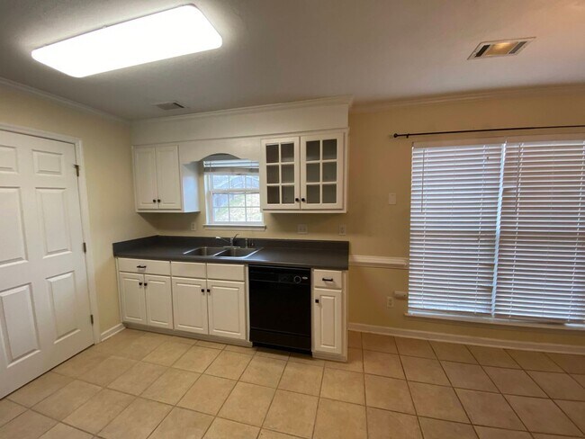 Building Photo - 3/2 Ashland commons - double garage & priv...