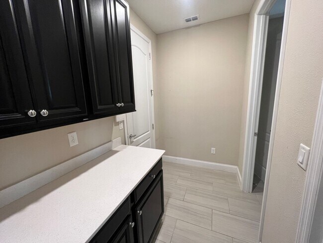 Building Photo - Beautiful 4/3 Carter Hall Home!