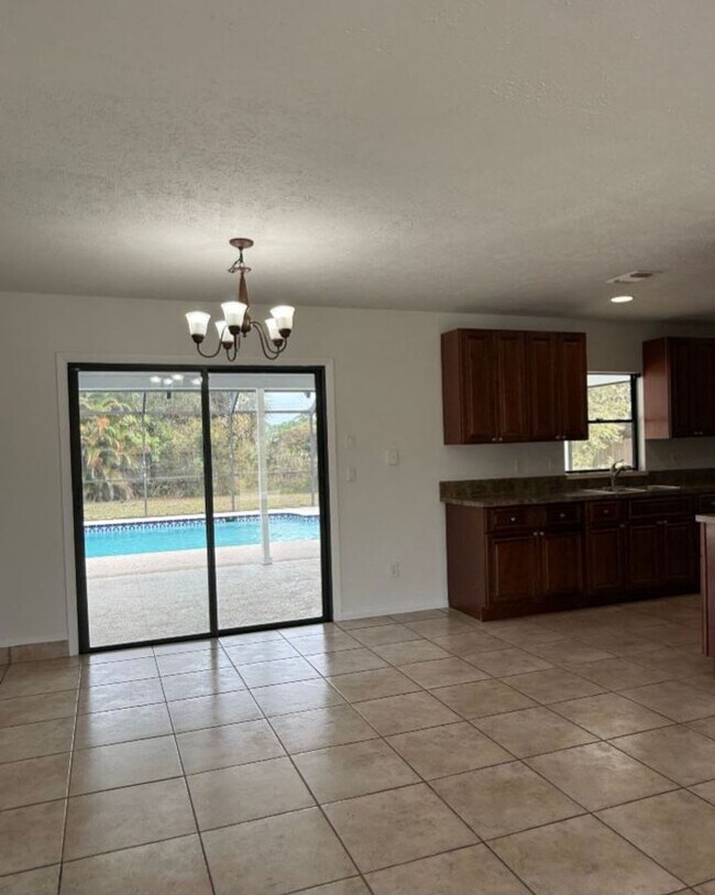 Foto del edificio - 3/2/1 with screened in patio/pool