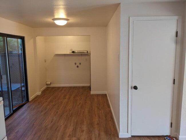 Building Photo - 590 SE 8th St