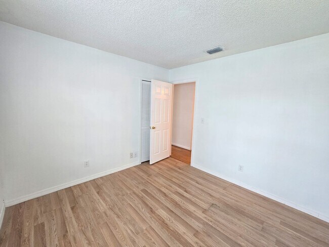 Foto del edificio - Charming 3 bed 2 bath house in Palm Bay