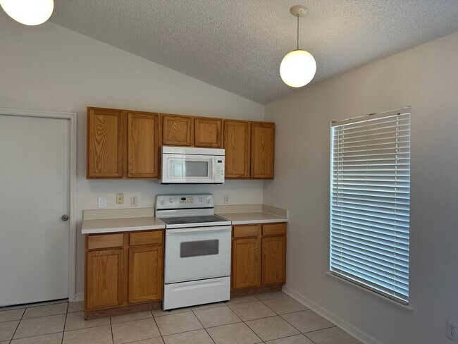 Foto del edificio - Move in condition 3 Bedroom 2 Bath 2 Car Garage Call Carole Arcaro 386-216-4900 Deltona Lakes Realty