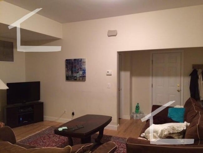 Foto del edificio - Huge BU South Campus 4 Bed/2 Bath on St. Mary's.  Available September 1st, 2026