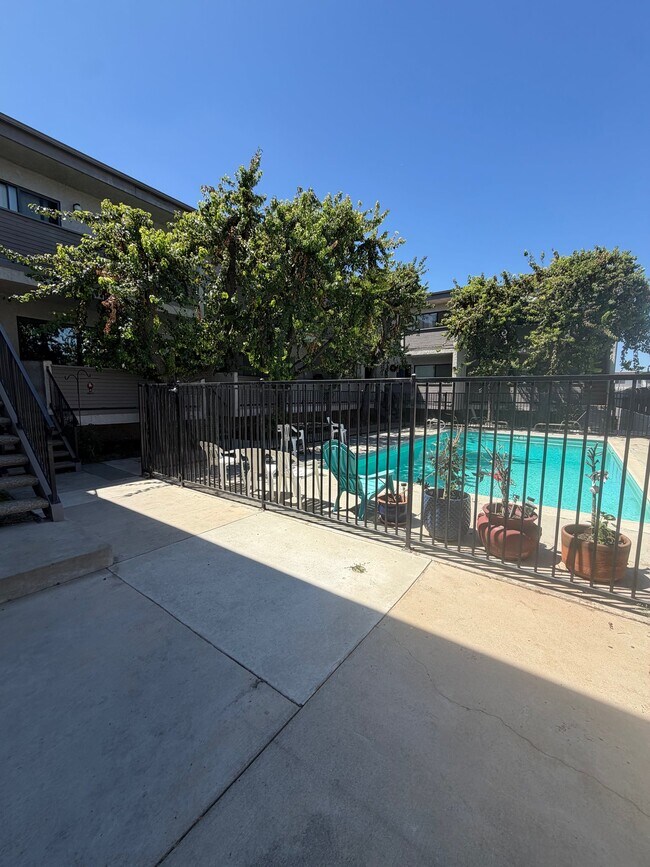 Foto del edificio - 8539 De Soto Ave