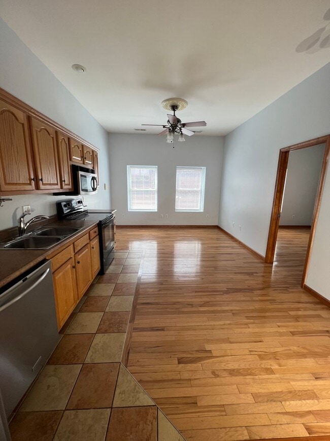 Building Photo - 2 bedrooms, 2 baths Downtown!