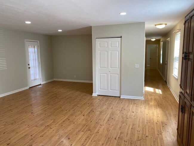 Building Photo - Remodeled ranch at end of street