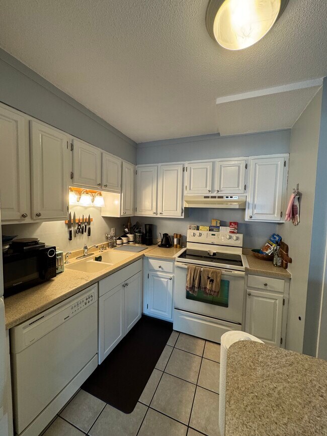 Building Photo - 204 Ledgewood Cir