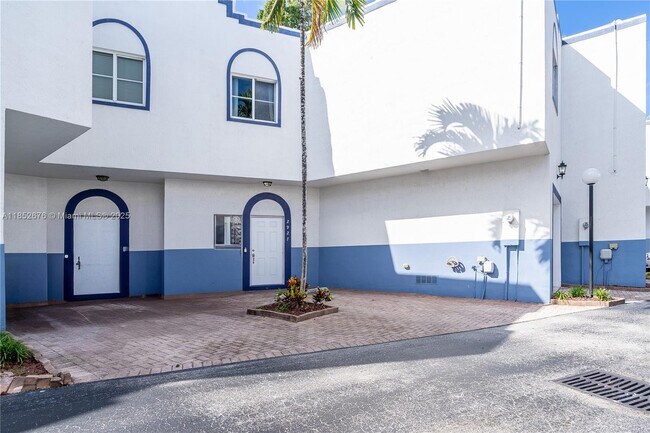 Building Photo - 2927 SW 18th Terrace