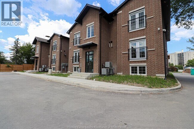 Photo du bâtiment - 233 Watson Ave