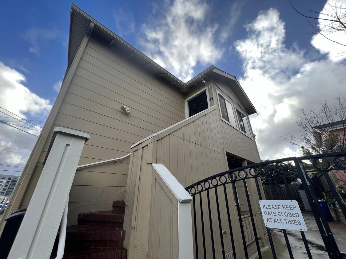 Primary Photo - 617 Cypress Ave