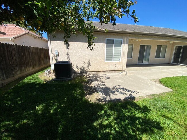 Foto del edificio - SW Visalia available now