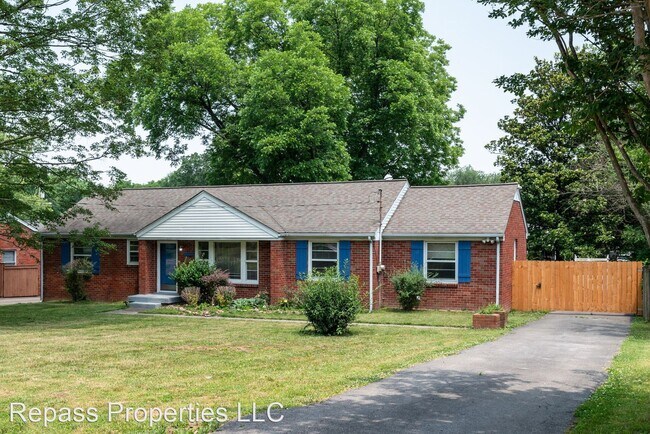 Building Photo - 3 br, 2 bath House - 303 Browning Road