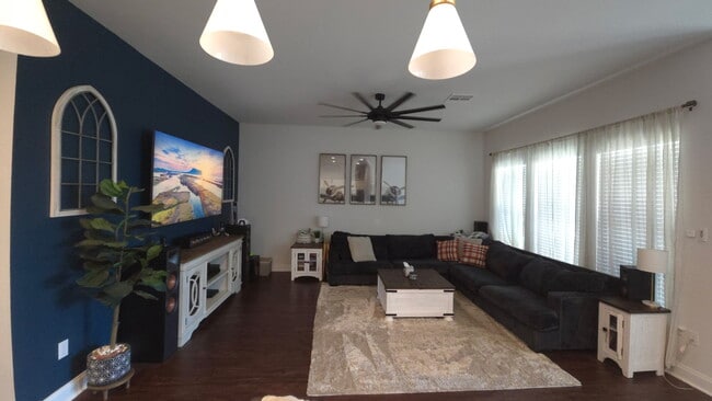 Foto del edificio - 23553 District Dr