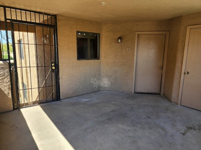 Foto del edificio - Second floor Scottsdale 2/2!