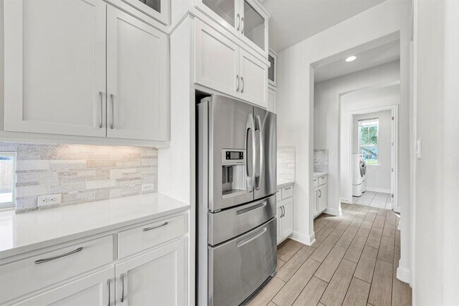 Building Photo - 105 Land's End Cove