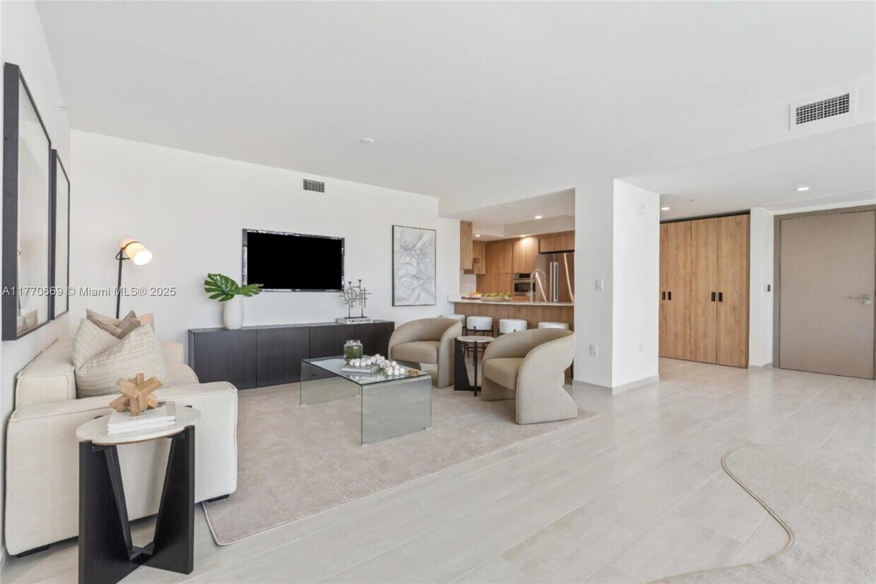 Foto principal - 10281 W Bay Harbor Dr