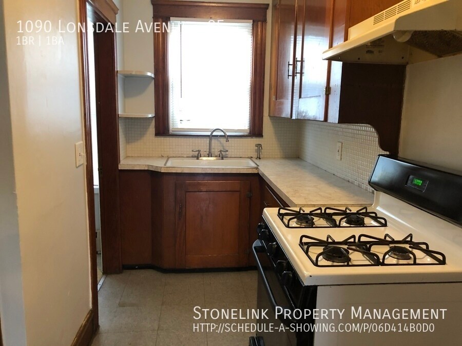Primary Photo - 1090 Lonsdale Ave