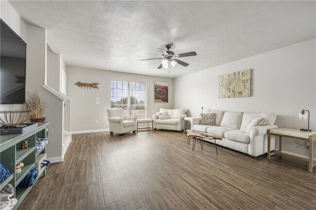 Building Photo - 2919 McLaren Dr