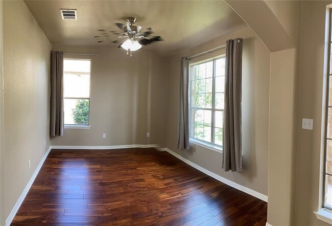 Building Photo - 705 Harris Dr