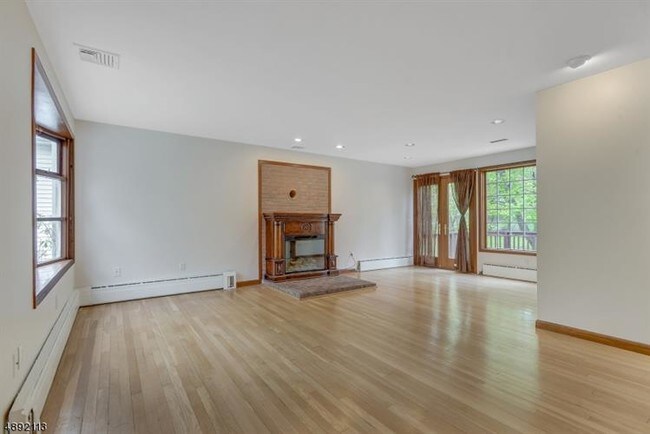 Foto del edificio - 596 White Oak Ridge Rd