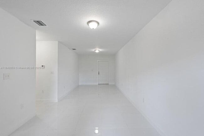 Building Photo - 3 bedroom in Miami FL 33142