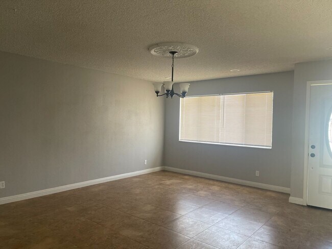 Foto del edificio - 8200 Eucalyptus Ave