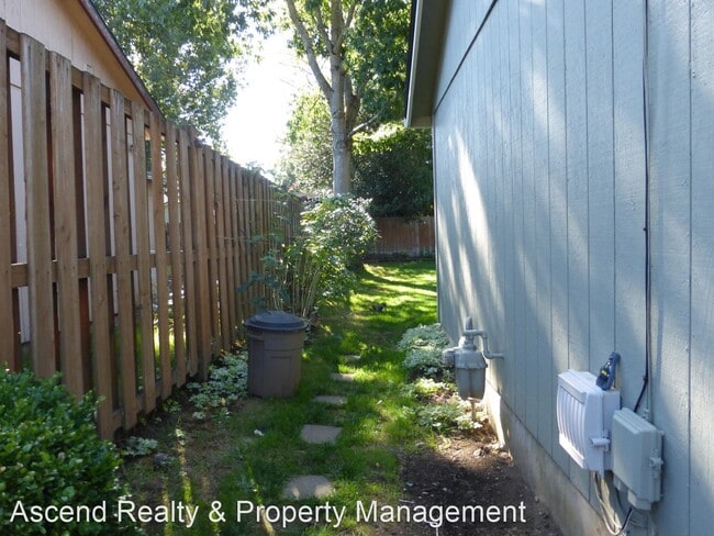 Building Photo - 3 br, 2.5 bath House - 4904 SE Bybee Blvd.