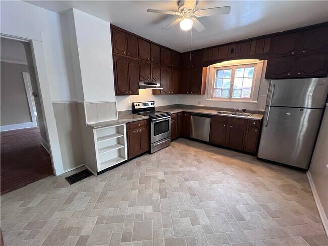 Foto del edificio - 135 Arbordale Ave