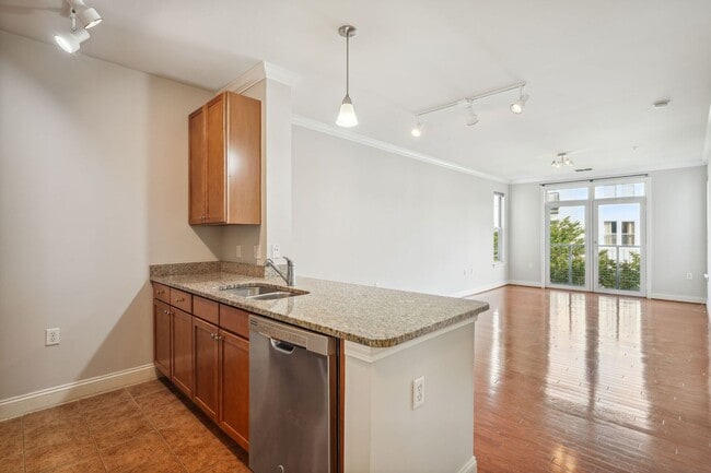 Available Now! High End 1 bed/ 1 bath with Parking! 24 hour concierge! - Available Now! High End 1 bed/ 1 bath with Parking! 24 hour concierge! Apartment