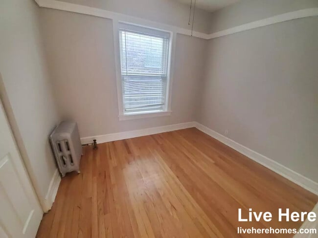 Building Photo - 1437 W Lunt Ave