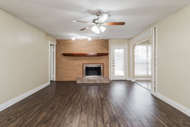 Foto del edificio - 6363 Hanger Park Dr