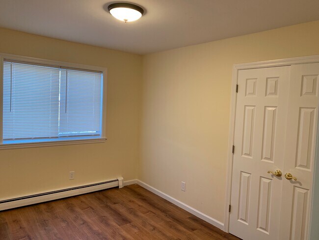 closets galors - 16 Waldron Ave