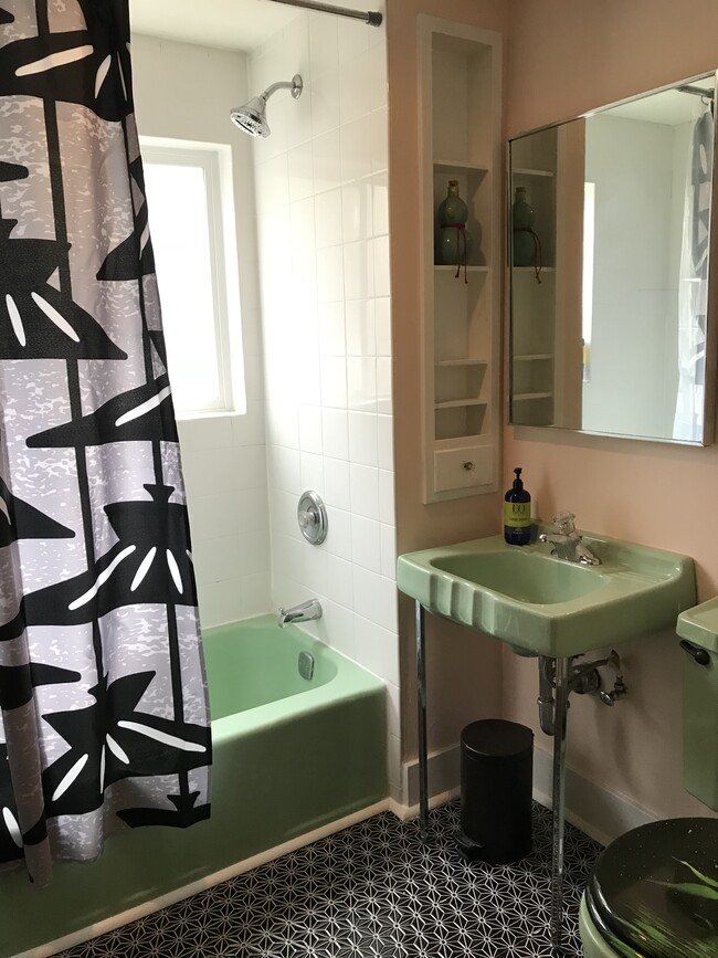 1st Floor Full Bathroom - 2176 Agate St