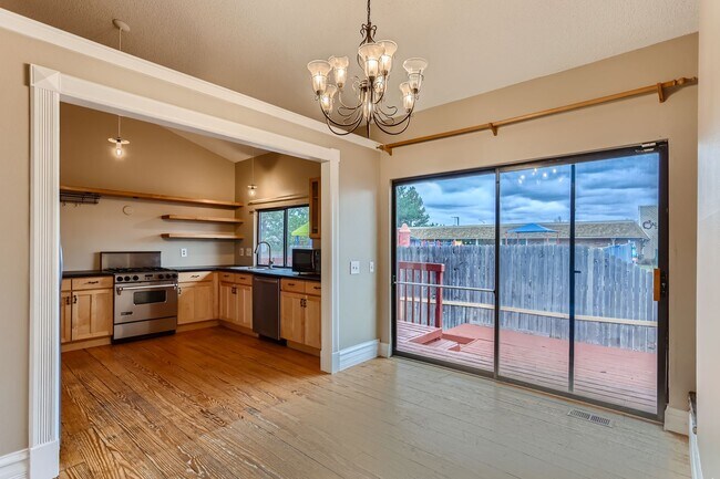 Foto del edificio - 5 bedroom Home in Cherry Creek School District! Great location- low maintenance yard! $500 off 1s...