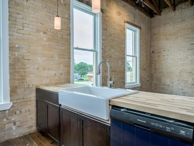 Foto del edificio - 110 S Main St