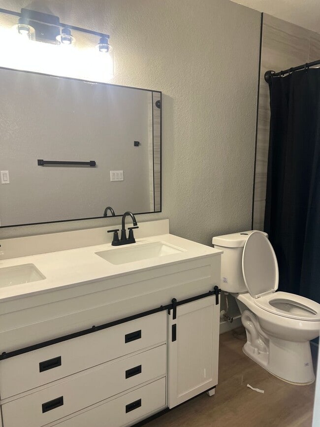 Building Photo - ? Fully Remodeled 2 Bed / 1 Bath Duplex – $200 off First Month Move-In Ready ?