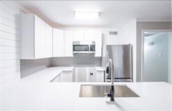 Building Photo - 5808 Sandhurst Ln