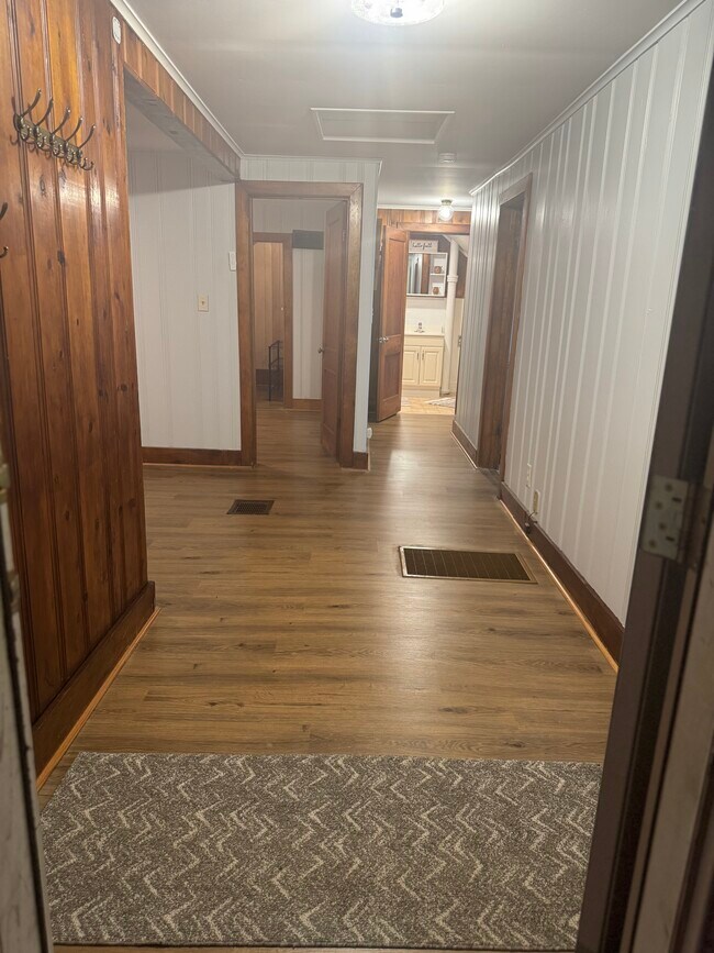 Foto del edificio - 618 Leonard Ave