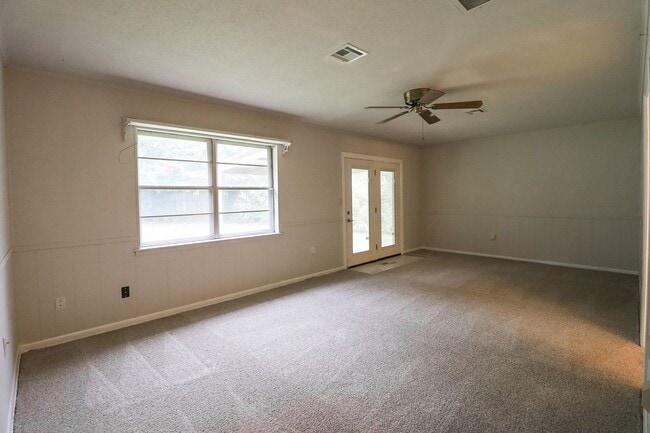 Foto del edificio - Prime Location! 3 bed/ 2 bath! Schedule a ...