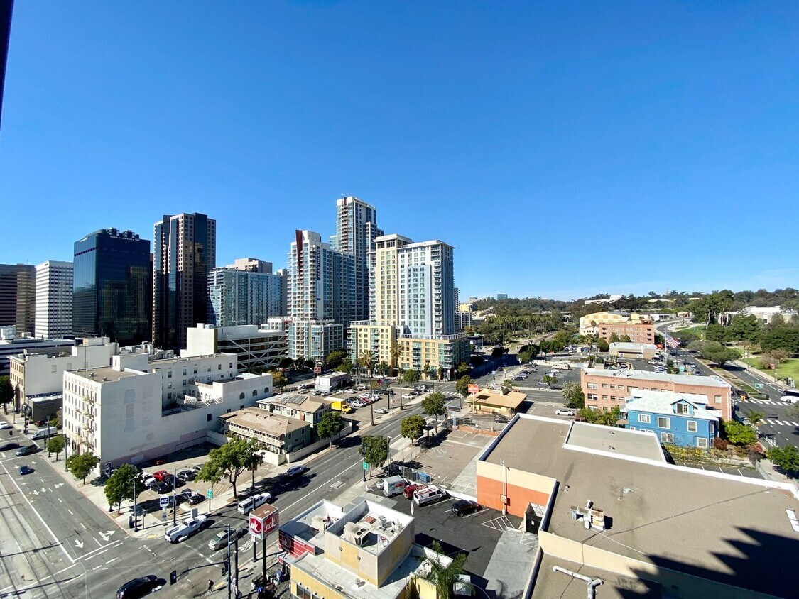 Primary Photo - Stunning 11th Floor Studio w/ Washer/Dryer...